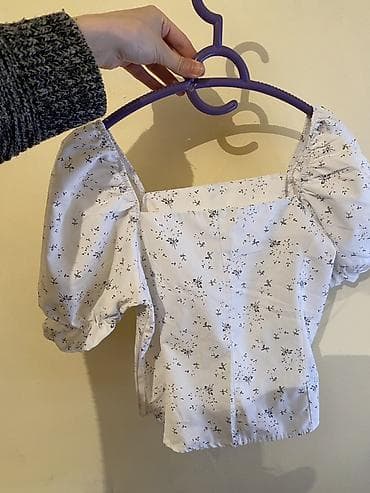 sim kartli saat: Ağ rəngli, xırda qara çiçək naxışlı qadın bluzası. Kvadrat dekolte — 3