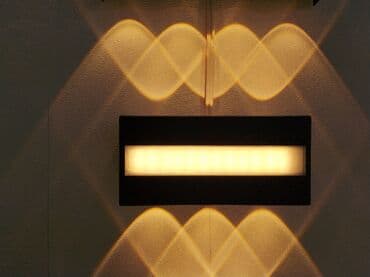 Qara rəngdə olan bu divar lampası istənilən interyerə zəriflik qatır