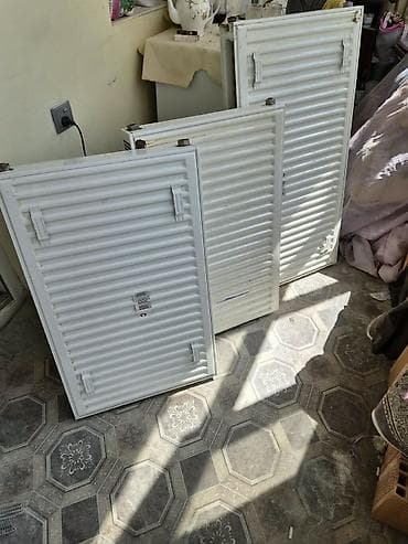 Ağ rəngli panel tipli istilik radiatorları. Məhsul metal korpuslu — 1