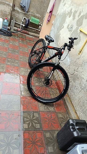 Mercury dağ velosipedi - Çərçivə: yüngül alüminium, idman dizaynı