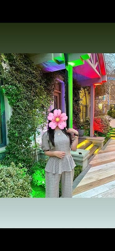 Dəstlər, kostyumlar: Qadın iki hissəli kostyum dəsti - Üslub: Klassik-şık - Rəng və naxış — 1