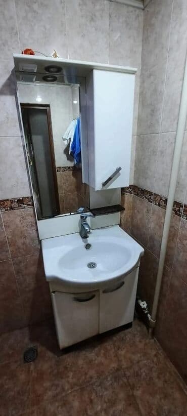 Умывальники, тюльпаны: Ağ rəngli güzgülü hamam dəsti. Bu dəstə keramika lavabo, altdan şkaf — 1