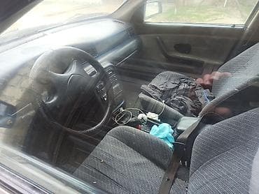 saipa 132 se: Açıq qəhvəyi rəngdə sedan tipli avtomobil. Avtomobilin ön hissəsində — 4