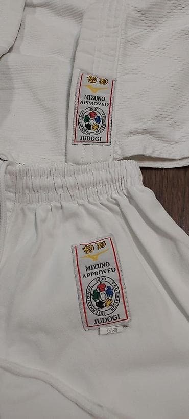 Kimano. 8-10 yashli ushaqlar uchun. Ağ rəngdə, Mizuno firmasına məxsus