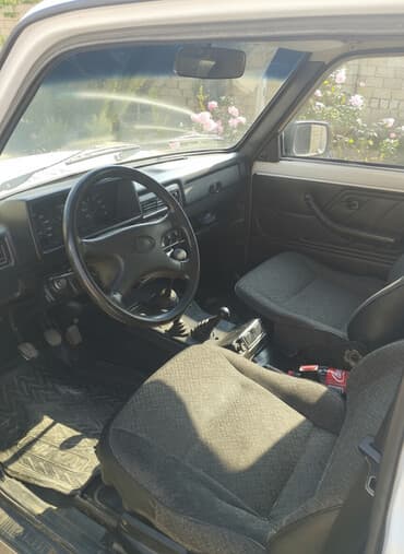 4 qapili niva qiymeti: VAZ (LADA) 4x4 Niva: 1.7 l | 2008 il 150000 km Sedan — 1