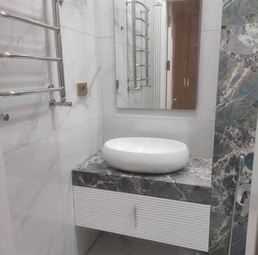 hamamlar: Ağ rəngdə, oval formalı, dəbli lavabo. Dolablı və boz mərmər başlıqlı — 4