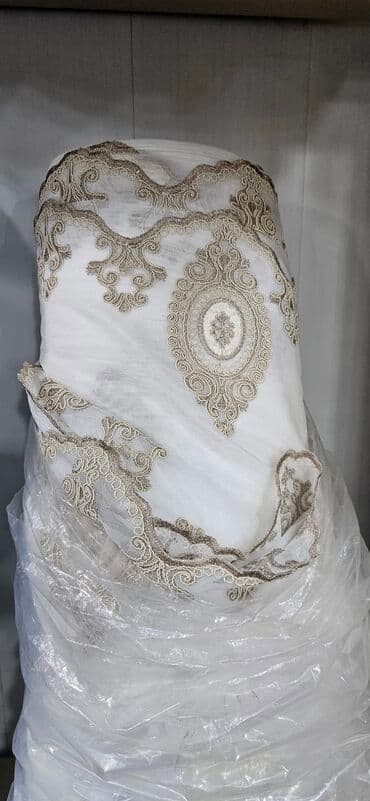 tül parçalar: Ağ rəngli şəffaf tül pərdə, otağa zəriflik və işıq verir. Yüngül — 5