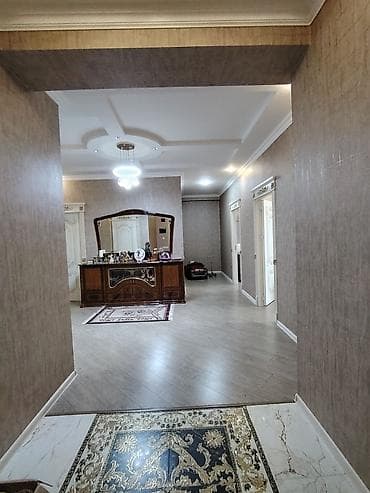 Paltar tikişi: Geniş və zövqlü tərtibatlı mənzil interyeri. Girişdə mərmər naxışlı — 1