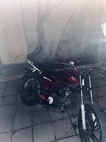 Moped/motosiklet – qırmızı-qara rəngdə, şəhər içi qısa məsafələr üçün