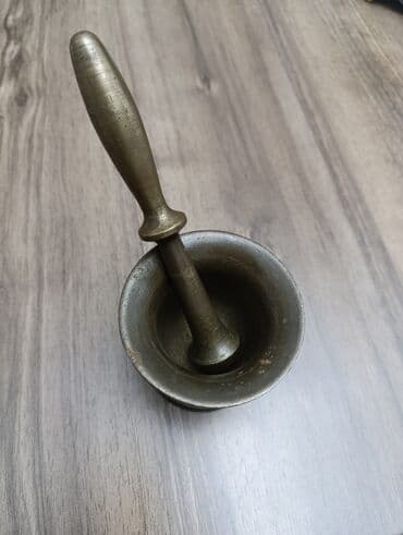 toxum temizleyen: Mis ilə latunun qarışığı olan klassik həvəng və dəstək (havan). 50-60 — 4