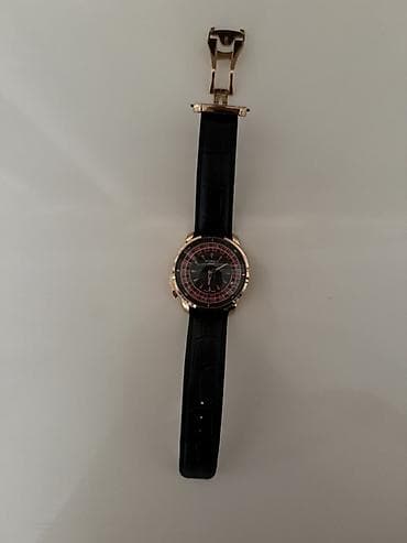 Dəyirmi formalı korpusu, qızılı çəhrayı rəngli detalları və qara dəri