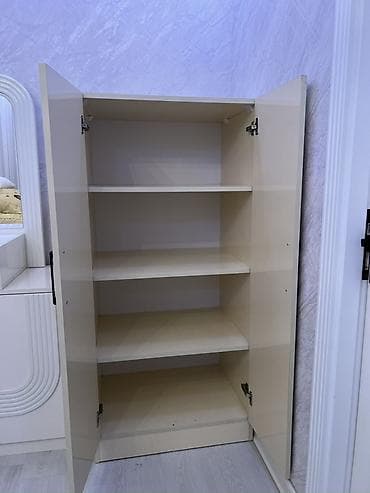 skafli utu stolu: İki qapılı saxlama şkafı - Rəng: krem/bej - Material: laminat/MDF — 2