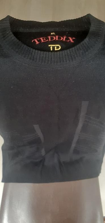 Şəxsi əşyalar: Kişi Sviteri,Ölçüsü Xl. Boy:170-175. 2-3 dəfə geyinilib,təzə kimidir — 2