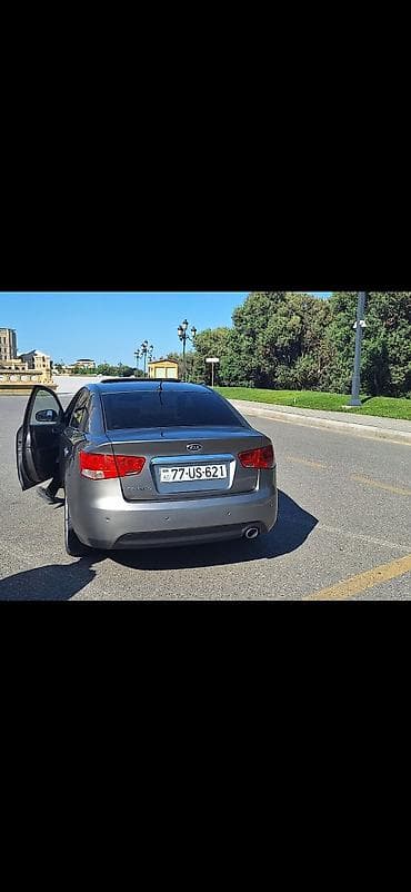 Nəqliyyat: Kia Cerato sedan - Kuzov: 4 qapılı sedan, boz/metallik rəng - — 3