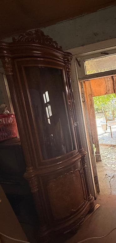 stul bar: Klassik üslubda Qorka ve bar
ideal veziyyetdedi 
Malaziya istehsalidi — 2