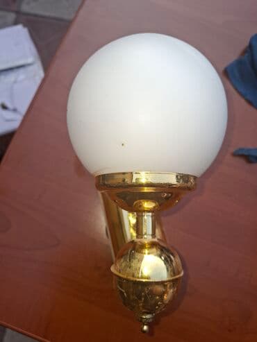 divar sticker: Şüşə kölgəli, şirli metal əsaslı, dekorativ qızılı detallı bir divar — 2