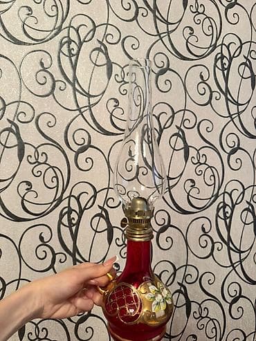 qedim: Qırmızı şüşədən dekorativ kerosin lampası - Klassik dizaynlı, şüşə — 1