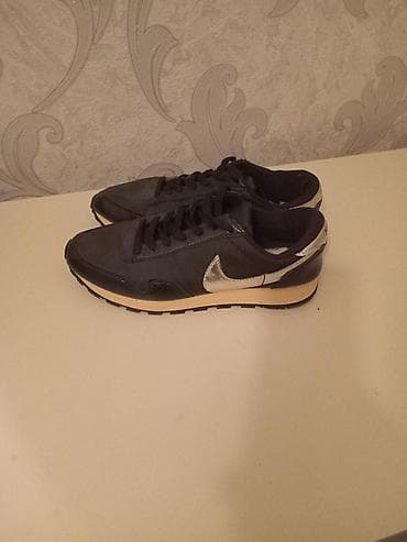 rezin cekmeler: Gencede satilir orginal Nike krasofka Moskvadan alinib - Rəng: qara — 1