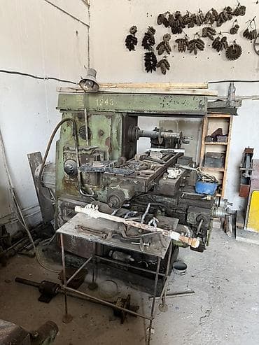 82 frez dezgahı. Tam işlekdi. Çox sayda aprafka ve frezleride üzerinde — 4