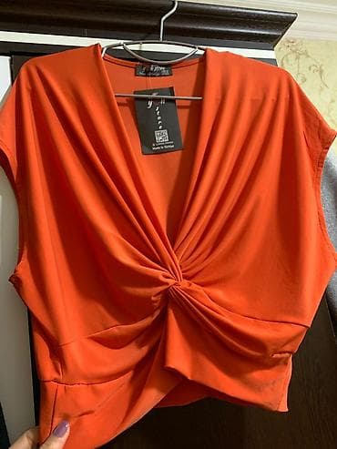 Qadın bluzası – Y&K Store - Rənglər: narıncı və ağ - Model: ön