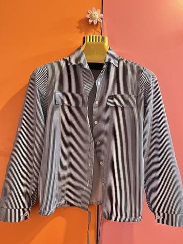 Üst geyimləri: Zolaqlı qadın köynəyi - Rəng: ağ-dəniz mavisi incə vertikal zolaqlar — 1