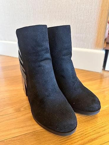 Qadın qısa çəkmələri – qara - Dizayn: Ön hissəsi mat süet fakturalı