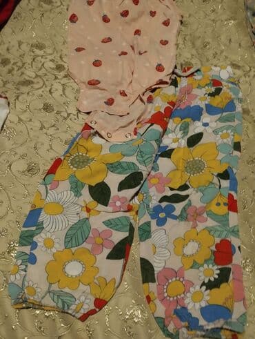 ziyafet geymleri: Məhsul paketi: ayaqqabı və geyim 1) Qırmızı idman ayaqqabıları - — 15