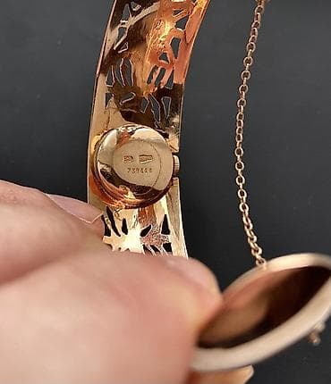 Kəmərlər: Qizil saat,583 eyyar. 24,4qram Temiz qızılının çekisi. Qedimi — 3