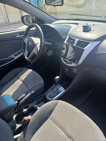 hyunday i10: Hyundai Accent: 1.5 l | 2013 il Sedan — 2