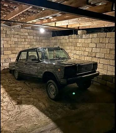 015 diskleri: VAZ 2107, qara rəng. Klassik sedan kuzov, xrom detallarla. Arxa — 3