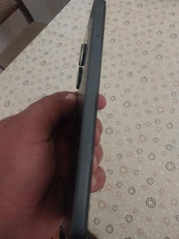 redmi note 14s: Smartfon Tecno spark 20c - Ön tərəf: mərkəzdə deşik (punch-hole) ön — 4