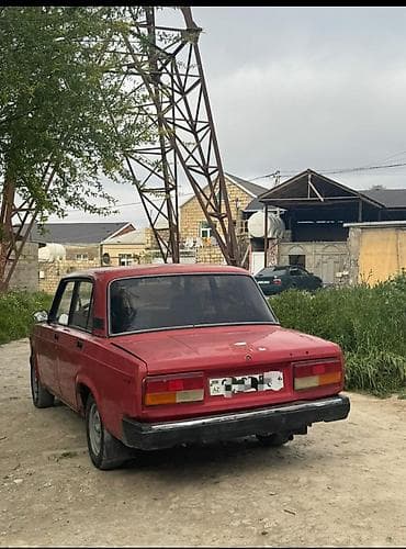 qezalı maşın: VAZ 2107 sedan - Kuzov: 4 qapılı sedan, qırmızı rəng - Mühərrik — 4