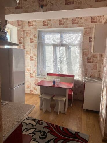 otaq yoldaşı qız: Gənclik metrosunun yaxınlığında 5 mertebeli binanın 4-cü mərtəbəsində — 5