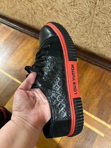 зеленые мужские спортивные костюмы: Oğlan üçün 40 razmer ayaqqabı A klass Luis Viton firmasıdır.Mağazada — 2