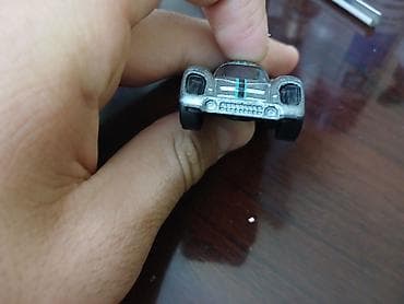 Metal gövdəli kiçik oyuncaq maşın modeli - Korpus: gümüşü rəngli