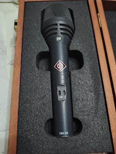 Neumann KMS 100 və Shure SM58 mikrofonları - Neumann KMS 100: Səhnə