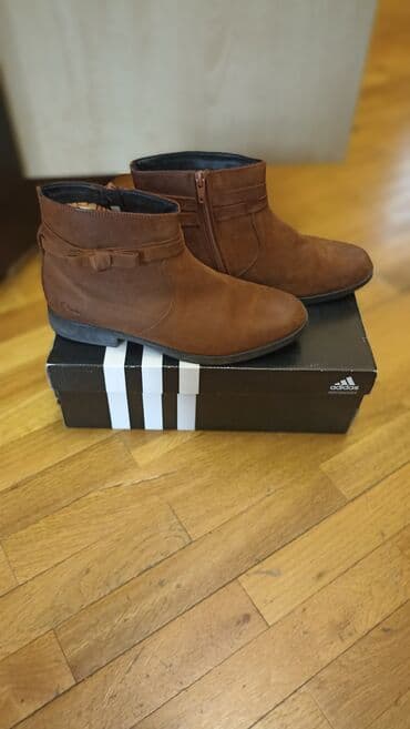 qiz ucun botlar: Clarks qadın botları - Model: qısa boğazlı, yandan fermuarlı - Rəng — 1