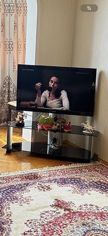 regular televizorlar: Sony LED televizor + şüşə TV stendi.Ekranda balaca yumru qaralti — 1
