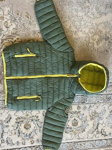 Uşaq üçün yüngül şişmə gödəkçə - Rəng: zeytun-yaşıl, sarı detallarla — 1