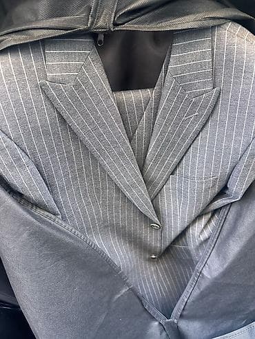 Klassik kişi kostyumu – boz rəngdə, incə ağ şaquli zolaqlı “pinstripe” lalafo.az -da Klassik kişi kostyumu – boz rəngdə, incə ağ şaquli zolaqlı “pinstripe”