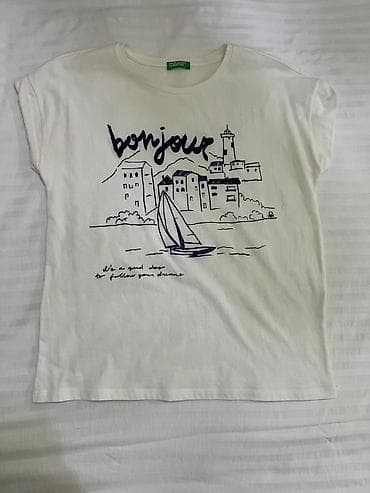 Qadın T‑şörtü – Benetton - Rəng: krem/ağ - Ön hissə: dənizkənarı