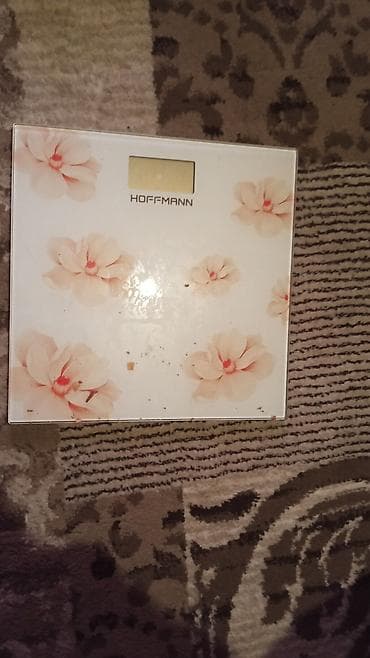 Hoffmann rəqəmsal bədən çəkisi - Şüşə səthli, ağ fon üzərində çiçək