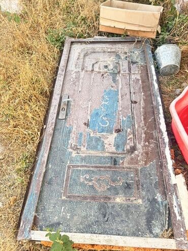 jaluzlər qapi: Metal giriş qapısı, köhnə üslubda dizayn edilmişdir. Qapı paslı və — 1