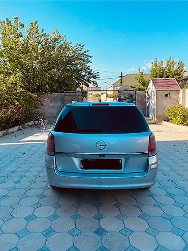 starlux stop: Opel Astra Caravan (universál kuzov), gümüşü rəng. Əsas məlumat: - — 4
