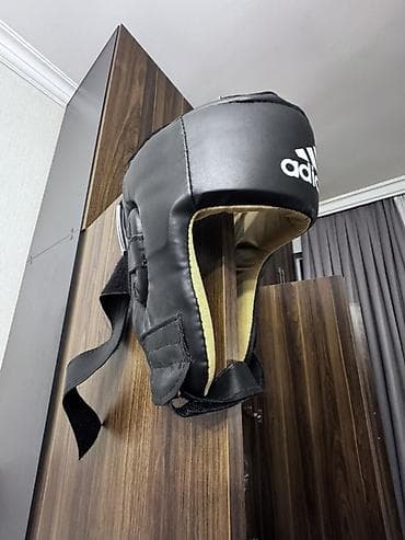 bas gitara: Adidas boks başlıqı – klassik qara rəngdə. Taxılmayıb amma tezedə — 2