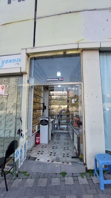 brend qadın ətirləri: Salam.Hazır Bizness satılır. 250-300 çeşid ətir,qızılı kivşinlər,içi — 6