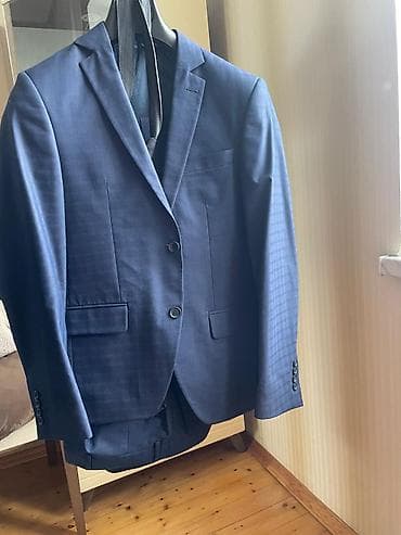 Костюмы: Kişi kostyumu – klassik tünd mavi rəngdə, iki düyməli model. 1 defe — 1