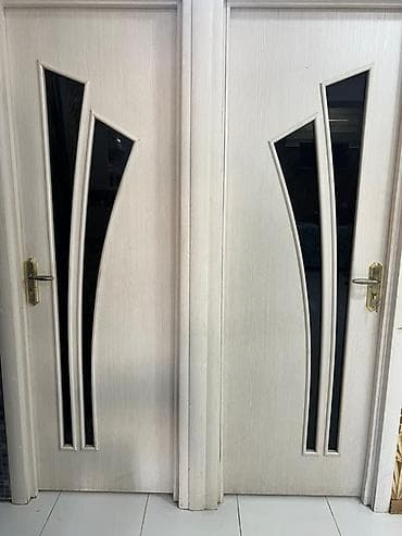 taxda qapi: Ağ rəngdə, müasir dizayna malik daxili qapı. Qapı qanadında qara — 1