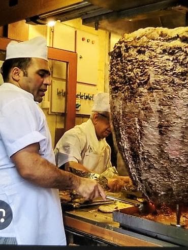 doner eti: Ənənəvi döner – böyük şişdə, odun alovu üzərində yavaş-yavaş bişirilən — 1
