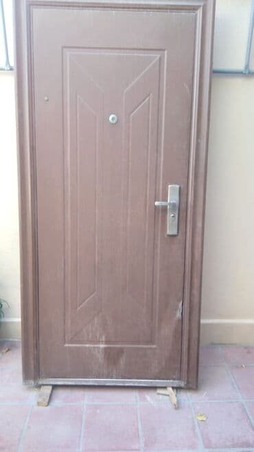 plastik qab: Dəmir giriş qapısı - Material: möhkəm metal konstruksiya, çərçivəli - — 1
